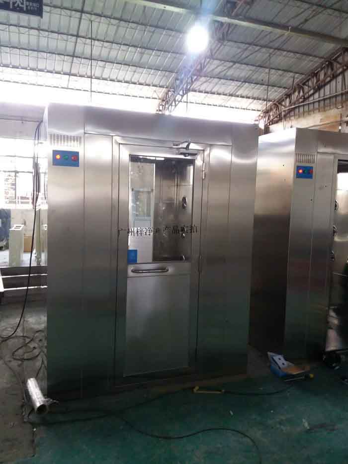 風(fēng)淋室應(yīng)配備高效過濾器，確保過濾效率達到行業(yè)要求。