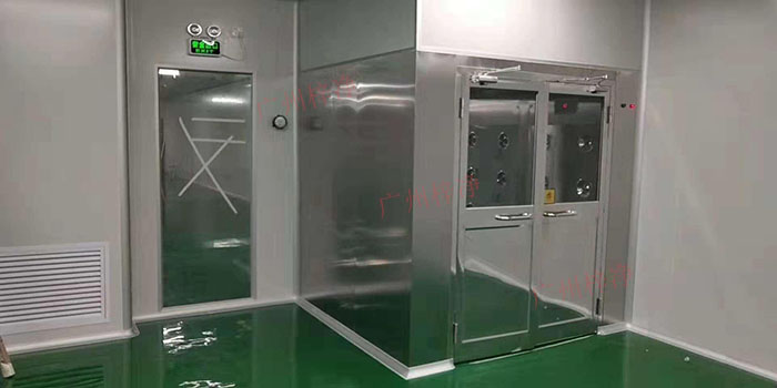 風淋室通過高速氣流對進入潔凈室的人員進行吹淋，有效去除身上的塵埃和微生物，減少污染源進入潔凈室。