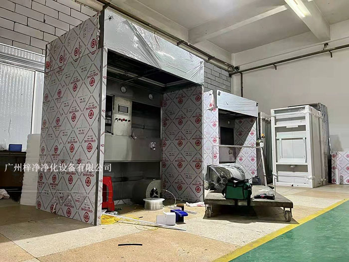 負(fù)壓稱(chēng)稱(chēng)量罩通過(guò)創(chuàng)造一個(gè)低氣壓的環(huán)境，防止生產(chǎn)過(guò)程中的粉塵、揮發(fā)物等有害物質(zhì)逸散到外界環(huán)境中，同時(shí)確保稱(chēng)量結(jié)果的準(zhǔn)確性。