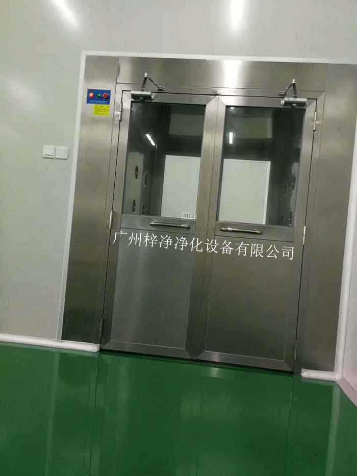 風淋室能有效降低工作人員帶入的塵埃和污染物，保證潔凈室內的空氣質量。