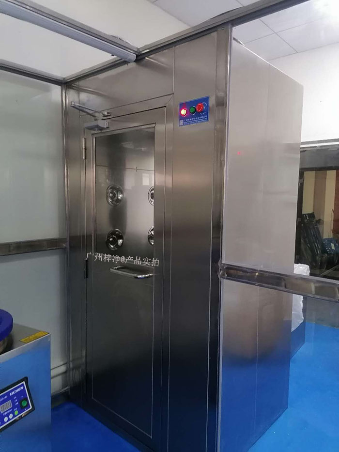 實驗室中的實驗往往對環境要求極高，風淋室的使用可以有效減少實驗過程中的污染，保證實驗結果的準確性
