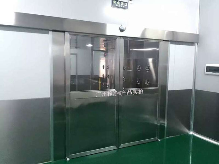 自動門風淋室采用自動感應技術，當人員接近時，門會自動開啟，人員通過后自動關閉。