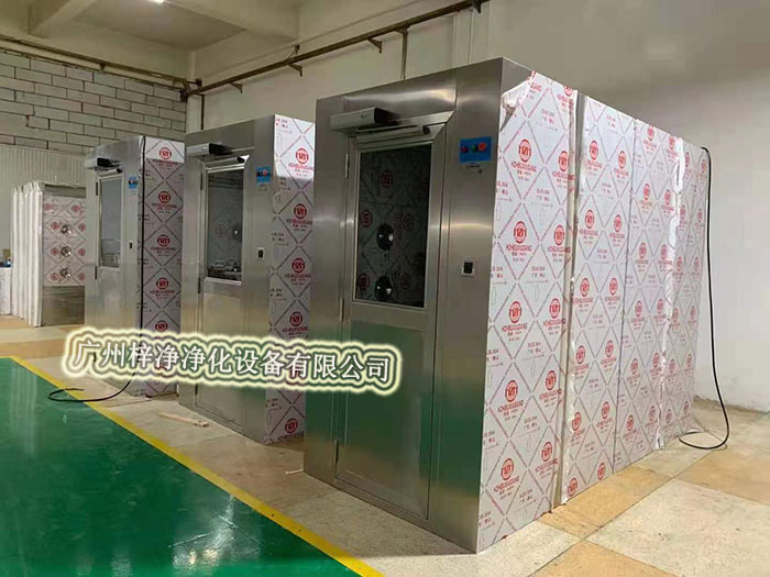 風淋室選型與風淋室內容選擇是確保潔凈室環境質量的關鍵環節。 風淋室選型與風淋室內容選擇是確保潔凈室環境質量的關鍵環節。